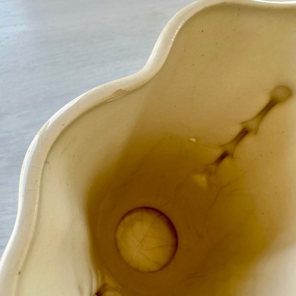 1950’S SET/2 , FLORAL VASES. SOFT CREAM COLOR WITH ONE SIDED FLORAL DESIGN. - Picture 12 of 12